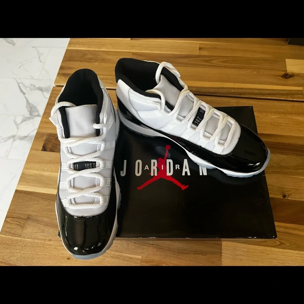 Jordan 11 Retro White/Concord Black Size US 7.5 EU 40.5 NEW IN BOX - Picture 3 of 10